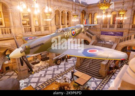 Glasgow Spitfire schwebte über dem West Court , der Kelvingrove Kunstgalerie und dem Museum, Glasgow, Schottland, Vereinigtes Königreich. Stockfoto