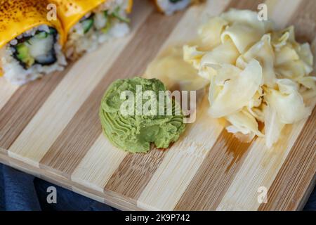 Sushi-Set mit verschiedenen Arten von Brötchen und Sashimi aus Aal, Lachs, Thunfisch, Garnelen, rotem Kaviar und fliegendem Fischrogen aus Tobiko. Pan-asiatische und asiatische Fo Stockfoto