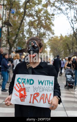 Barcelona, Katalonien, Spanien. 29. Oktober 2022. Iranische Bürger bilden eine Menschenkette zur Unterstützung der anhaltenden Proteste im Iran, die weltweit von Angehörigen des Fluges PS752 von Ukrainian Airlines organisiert werden. Die 2020 von einer Rakete abgeschossen wurde, als sie Teheran verließ.Sie fällt mit den jüngsten ukrainischen Protesten über die iranischen Kamikaze-Drohnenangriffe in der Ukraine zusammen (Foto: © Eric Renom/ZUMA Press Wire) Quelle: ZUMA Press, Inc./Alamy Live News Stockfoto