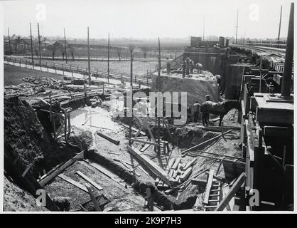 Wiederaufbau des Viadukts über der Malmö Ystad-Eisenbahn auf der Strecke zwischen Malmö und Trelleborg. Betonguss für Sohle auf die neue Landklammer. Aushub für die Basis für Pendlerziege und Abriss der alten Landklammer. Stockfoto