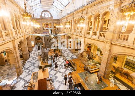 Glasgow Spitfire schwebte über dem West Court , der Kelvingrove Kunstgalerie und dem Museum, Glasgow, Schottland, Vereinigtes Königreich. Stockfoto