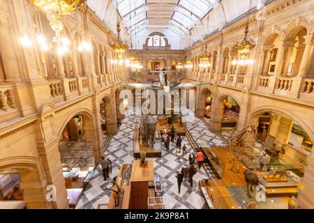 Glasgow Spitfire schwebte über dem West Court , der Kelvingrove Kunstgalerie und dem Museum, Glasgow, Schottland, Vereinigtes Königreich. Stockfoto