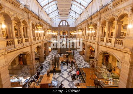 Glasgow Spitfire schwebte über dem West Court , der Kelvingrove Kunstgalerie und dem Museum, Glasgow, Schottland, Vereinigtes Königreich. Stockfoto