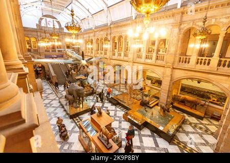 Glasgow Spitfire schwebte über dem West Court , der Kelvingrove Kunstgalerie und dem Museum, Glasgow, Schottland, Vereinigtes Königreich. Stockfoto