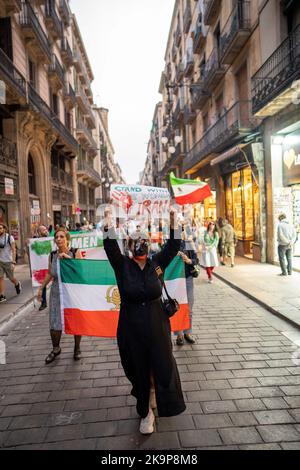 Barcelona, Katalonien, Spanien. 29. Oktober 2022. Iranische Bürger bilden eine Menschenkette zur Unterstützung der anhaltenden Proteste im Iran, die weltweit von Angehörigen des Fluges PS752 von Ukrainian Airlines organisiert werden. Die 2020 von einer Rakete abgeschossen wurde, als sie Teheran verließ.Sie fällt mit den jüngsten ukrainischen Protesten über die iranischen Kamikaze-Drohnenangriffe in der Ukraine zusammen (Foto: © Eric Renom/ZUMA Press Wire) Quelle: ZUMA Press, Inc./Alamy Live News Stockfoto