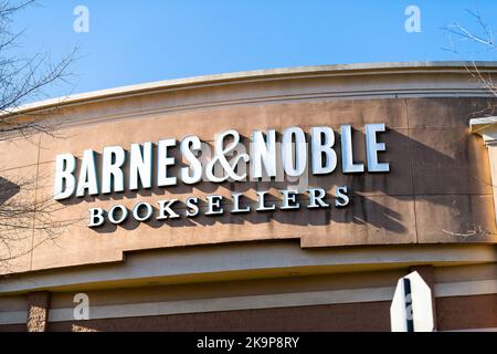 Lynchburg, USA - 7. Januar 2021: Barnes & Noble Buchhändler Einzelhandelsgeschäft mit Handelsschild mit Büchern in Virginia Stockfoto