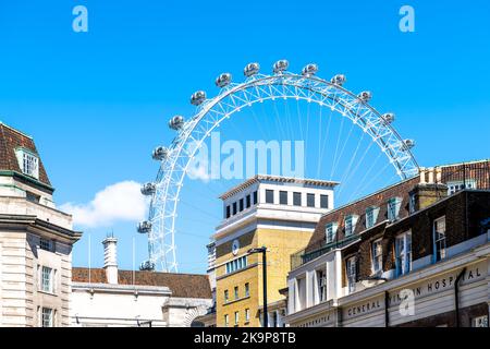 London, Vereinigtes Königreich - 22. Juni 2018: Lambeth General Lieing-in Hospital Premier Inn Hotel mit London Eye Millennium Ferris Rad Gebäude Stockfoto