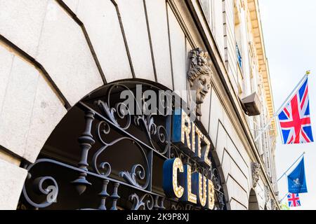 London, Vereinigtes Königreich - 22. Juni 2018: Piccadilly Circus Street Road mit dem Ritz-Carlton Ritz Club Hotel Neonleuchtstoffschild, britische Flagge von Union Jack Stockfoto