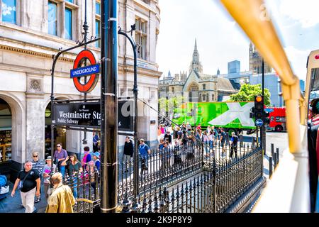 London, Großbritannien - 22. Juni 2018: Blick vom Doppeldeckerbus auf die U-Bahn-Station Westminster und den Parliament Square Garden Stockfoto