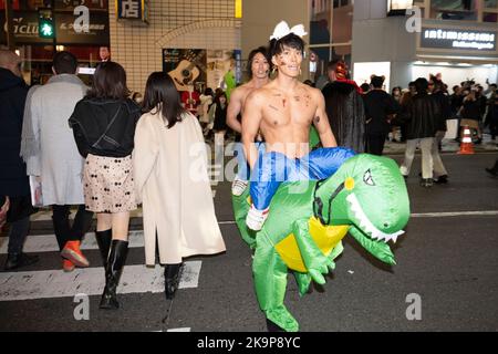 Tokio, Japan. 29. Oktober 2022. Feiernden in Kostümen feiern Halloween während der ersten Halloween-Feier in Shibuya in Tokio, seit Japan seine Grenzen wieder geöffnet hat. (Bild: © Taidgh Barron/ZUMA Press Wire) Stockfoto