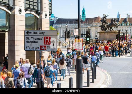 London, Vereinigtes Königreich - 22. Juni 2018: Blick aus dem Hochwinkel auf Menschen, die an der Victoria Embankment Westminster Brücke, Boudiccan Rebellion Statue, spazieren gehen Stockfoto