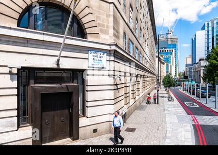 London, Vereinigtes Königreich - 22. Juni 2018: York Street Lambeth City mit Geschäftsmann von Corporate Business Office zu vermieten oder zu mieten mit Baukräne Stockfoto