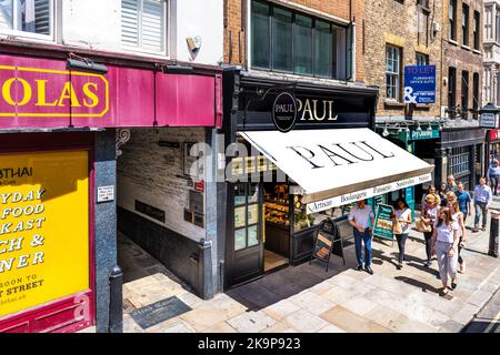 London, Vereinigtes Königreich - 22. Juni 2018: Blick auf Paul French Bakery, Sandwich Shop Cafe Schild mit Menschen auf City of London Fleet Street Stockfoto