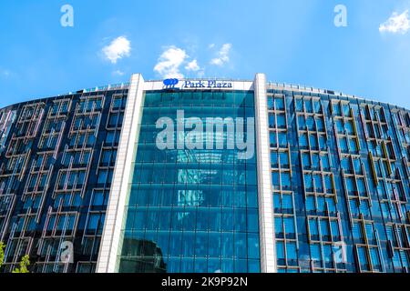 London, Vereinigtes Königreich - 22. Juni 2018: Blick auf Park plaza County Hall Westminster Bridge Hotel modernes Gebäude Schild Stockfoto
