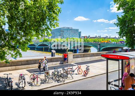 London, Vereinigtes Königreich - 22. Juni 2018: Westminster Pier Brücke Bushaltestelle an der Victoria Embankment Riverside Straße entlang der Themse mit Menschen Stockfoto