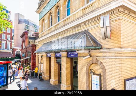 London, Vereinigtes Königreich - 22. Juni 2018: Nachbarschaft von South Kensington mit Gloucester Road Station Schild während des Sommertages über der Ansicht Stockfoto