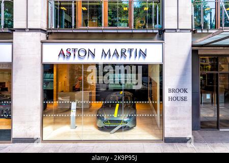 London, Großbritannien - 22. Juni 2018: Park Lane Street in der Innenstadt von Mayfair mit Stratstone Aston Martin Store Showroom Schild am Brook House Stockfoto