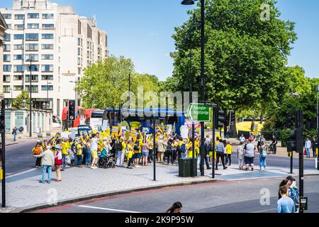 London, Vereinigtes Königreich - 22. Juni 2018: Menschen mit Schilder bei der Mukoviszidose protestieren in England, um die Medikamente Orkambi drogenfrei zu machen Stockfoto