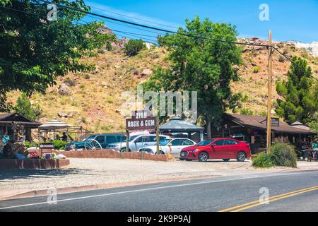 Springdale, USA - 5. August 2019: Zion Rock Edelsteinladen Familienbetrieb, der Edelsteinfelsen in der Nähe des Zion Nationalparks, Utah, mit Straße verkauft Stockfoto