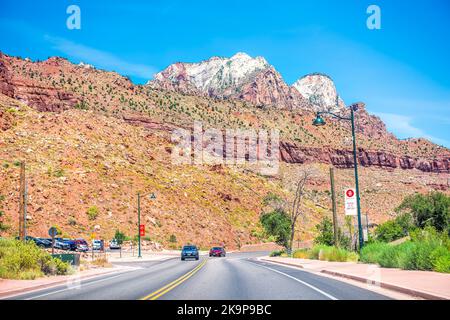 Springdale, USA - 5. August 2019: Mountain Canyon Stadt am Zion Nationalpark mit Autos auf der Hauptstraße Park Boulevard Straße mit Schluchten im Sommer Stockfoto