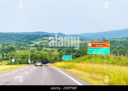 Huntly, USA - 1. Juni 2019: Rappahannock County Highway Route 522 Road sigs for Winery, Wakefield country day care by Rolling Hills countrural background Stockfoto