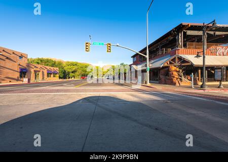 Telluride, USA - 14. August 2019: Colorado Skiresort Urlaubsstadt Dorf Hauptstraße mit historischer Holzarchitektur, Restaurants im Sommer Stockfoto