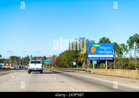 Kingsland, USA - 2. Februar 2021: Willkommen beim Grenzlinienschild des Staates Georgia von Gouverneur Brian Kemp auf der Interstate Highway Road 95 in Camden County Stockfoto