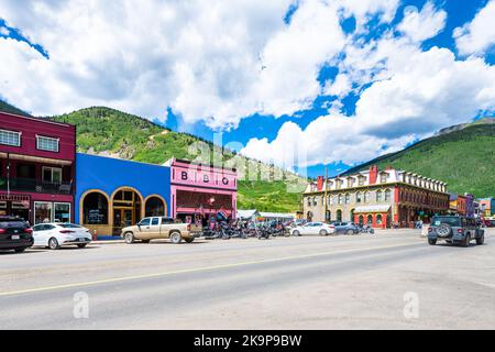 Silverton, USA - 14. August 2019: Colorado kleines Bergstädtchen mit Hauptstraße, bunten historischen Gebäuden, Restaurants Stockfoto