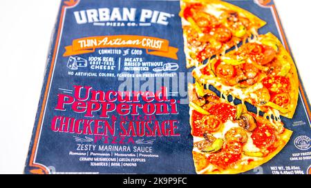 Naples, USA - 21. Oktober 2021: Gourmet-Label der Urban Pie-Marke Nahaufnahme von gefrorenen, nicht ausgehärteten Pepperoni, Wurst, Pizza mit dünner Kruste Stockfoto