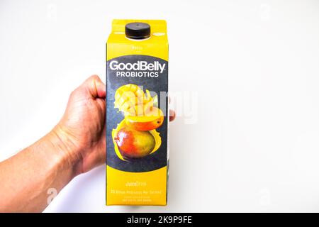 Naples, USA - 21. Oktober 2021: Makroaufnahme von probiotischen Saftgetränken aus Mango-Aromanährstoffen und Signierung der Marke für GoodBelly Stockfoto