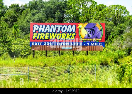 Cocoa Beach, USA - 8. Juli 2021: Interstate Highway Road 95 in Florida mit Reklametafeln am Straßenrand für die Ausfahrt des Phantom Fireworks Stores Stockfoto