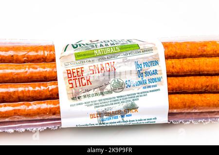 Naples, USA - 21. Oktober 2021: Makroaufnahme von Beef Sticks Wurstsnack der Marke Greenridge Farms, die bei Costco ohne Nitrate gekauft wurde Stockfoto