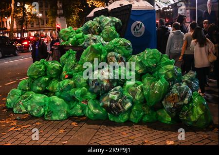 Westend Müllhalden an der Charing Cross Road am 29. Oktober 2022, London, Großbritannien. Quelle: Siehe Li/Picture Capital/Alamy Live News Stockfoto