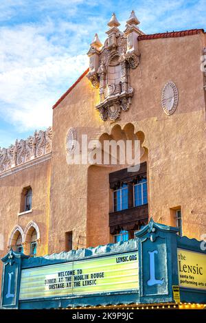 Santa Fe, USA - 14. Juni 2019: Old Town Street Lensic Stage Theater in Santa Fe, New Mexico City mit adobe-Stil Architektur und Werbeschild Stockfoto