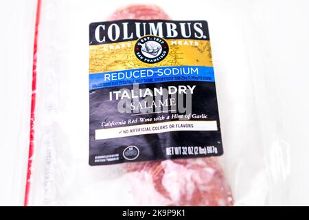 Naples, USA - 21. Oktober 2021: Nahaufnahme des italienischen Salami-Schweinefleischwurstnahrung von Columbus, reduziertes Natriumfleisch isoliert auf weißem Hintergrund Stockfoto