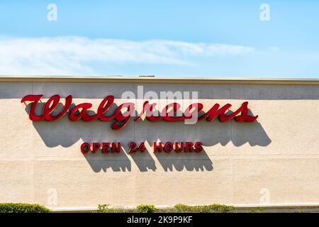 Palm Harbor, USA - 4. Oktober 2021: Nahaufnahme von Walgreens 24 Stunden geöffnet Gebäudeschild für Apotheke Medizin Drogeriegeschäft in Florida vor der Tür Stockfoto