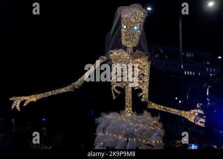 WESTERN Esplanade, Southend on Sea, Essex, Großbritannien. 29. Oktober 2022. In Southend on Sea fand eine Halloween Parade statt, bei der Teilnehmer in gruseligen und gruseligen Kostümen entlang der Küstenstraße vorbeigingen. Beleuchtete Festwagen und musikalische Teilnehmer nahmen Teil, und auch The Spark! Theatertrommler. Der lokale Künstler Dave Taylor zeigte eine brandneue Leichen-Braut Stockfoto