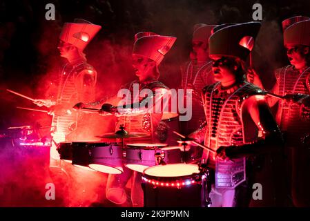 WESTERN Esplanade, Southend on Sea, Essex, Großbritannien. 29. Oktober 2022. In Southend on Sea fand eine Halloween Parade statt, bei der Teilnehmer in gruseligen und gruseligen Kostümen entlang der Küstenstraße vorbeigingen. Beleuchtete Festwagen und musikalische Teilnehmer nahmen Teil, und auch The Spark! Theatertrommler Stockfoto