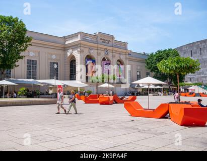 Wien, Österreich - Juni 2022: Blick auf den Innenhof des MuseumsQuartiers Stockfoto