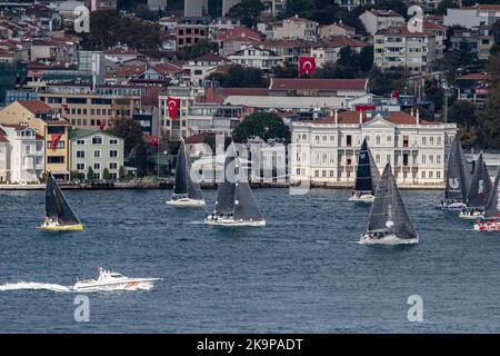 Istanbul, Türkei. 29. Oktober 2022. Die 3. Presidential International Yacht Races der Türkei fanden am Bosporus in Istanbul während des 99.. Jahrestages des 29.. Oktobertages der Republik statt. Kredit: SOPA Images Limited/Alamy Live Nachrichten Stockfoto