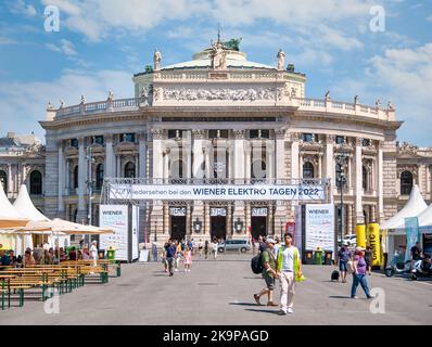 Wien, Österreich - Juni 2022: Vorderansicht mit dem Burgtheater das Nationaltheater Österreichs in Wien Stockfoto