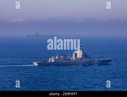 221028-N-YD731-1537 ADRIA (OKT 28, 2022) Ālvaro de Bazán-Klasse ESPS Cristóbal Colón (F105) durchfliegt die Adria mit dem Flugzeugträger USS George H. W. Bush (CVN 77) der Nimitz-Klasse während der von der NATO geführten Wachsamkeit Neptune Strike 2022,2 (NEST 22,2), 28. Oktober 2022. NEST 22,2 ist die natürliche Weiterentwicklung der Fähigkeit der NATO, die High-End-Fähigkeiten der maritimen Kriegsführung einer Trägerstreikgruppe zu integrieren, um die Verteidigung des Bündnisses in Europa zu unterstützen. Die GHWB Carrier Strike Group (CSG) befindet sich im geplanten Einsatzgebiet der US Naval Forces Europe, beschäftigt von U Stockfoto