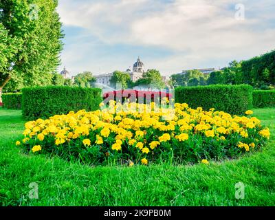 Blick vom Burggarten Park mit dem Kuppelgebäude des Kunsthistorischen Museums Wien Stockfoto