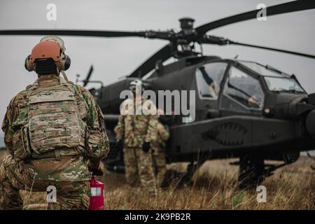 Soldaten, die 1-229 Angriffsbataillon, 16. Combat Aviation Brigade zugeordnet sind, tanken, rüsten auf und reparieren AH-64E Apache-Angriffshubschrauber und andere Fahrzeuge am Vorwärts-Bewaffnungs- und Betankungspunkt auf der Joint Base Lewis-McChord, Washington, 20. Oktober 2022. (USA Armeefoto von Sgt. Ashunteia Smith) Stockfoto