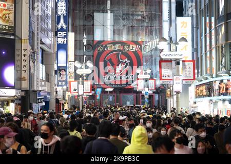 Tokio, Japan. 29. Oktober 2022. Feiernden in Kostümen feiern Halloween während der ersten Halloween-Feier in Shibuya in Tokio seit der Wiedereröffnung der japanischen Grenzen.Japan hat kürzlich nach über zwei Jahren Reiseverbote aufgrund der COVID-19-Pandemie wieder für den Tourismus geöffnet. Der Yen hat gegenüber dem US-Dollar stark abgeschrieben, was wirtschaftliche Turbulenzen für den internationalen Handel und die japanische Wirtschaft verursacht hat. Touristen können in Japan steuerfrei mit einem temporären Besuchervisum einkaufen. (Bild: © Taidgh Barron/ZUMA Press Wire) Stockfoto