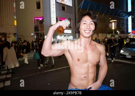 Tokio, Japan. 29. Oktober 2022. Feiernden in Kostümen feiern Halloween während der ersten Halloween-Feier in Shibuya in Tokio seit der Wiedereröffnung der japanischen Grenzen.Japan hat kürzlich nach über zwei Jahren Reiseverbote aufgrund der COVID-19-Pandemie wieder für den Tourismus geöffnet. Der Yen hat gegenüber dem US-Dollar stark abgeschrieben, was wirtschaftliche Turbulenzen für den internationalen Handel und die japanische Wirtschaft verursacht hat. Touristen können in Japan steuerfrei mit einem temporären Besuchervisum einkaufen. (Bild: © Taidgh Barron/ZUMA Press Wire) Stockfoto