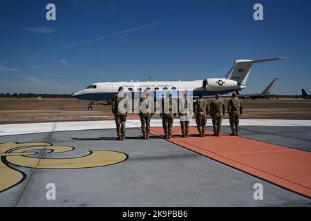 Der Sekretär der Luftwaffe, Frank Kendall, verlässt den Luftwaffenstützpunkt Barksdale, La., 27. Oktober 2022. Auf einer Tour durch die Basis trafen sich Kendall und sein Team mit Airmen vom Air Force Global Strike Command und diskutierten ihre Rolle bei der Aufrechterhaltung und Modernisierung einer integrierten und glaubwürdigen Abschreckungskraft. (USA Luftwaffe Foto von Airman 1. Klasse Nia Jacobs) Stockfoto