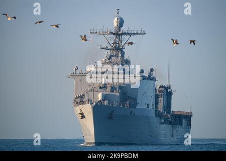 Die USS Harpers Ferry (LSD 49) nähert sich kürzlich einem Schiffsgroßzüchter am Naval Surface Warfare Center, Port Hueneme Division. LSD 49 ist das führende Schiff ihrer Klasse von Dock-Landungsschiffen, die zur Unterstützung amphibischer Operationen an feindlichen Küsten entwickelt wurden. (USA Navy Foto von Eric Parsons/veröffentlicht) Stockfoto