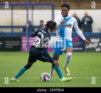 Barrows Tyrell Warren in Aktion mit Crewe's Tariq Uwakwe während des Sky Bet League 2-Matches zwischen Barrow und Crewe Alexandra am Samstag, den 29.. Oktober 2022 in der Holker Street, Barrow-in-Furness. (Kredit: Ian Allington | MI News) Kredit: MI News & Sport /Alamy Live News Stockfoto