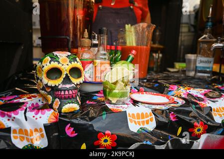 London, Großbritannien. 29. Oktober 2022. Nahaufnahme einer Marktbar während des Day of the Dead Events in der Columbia Road, London. Columbia Road Shops feiern am 29.. Oktober 2022 ab 12pm Uhr das London Day of the Dead Festival. Kredit: SOPA Images Limited/Alamy Live Nachrichten Stockfoto